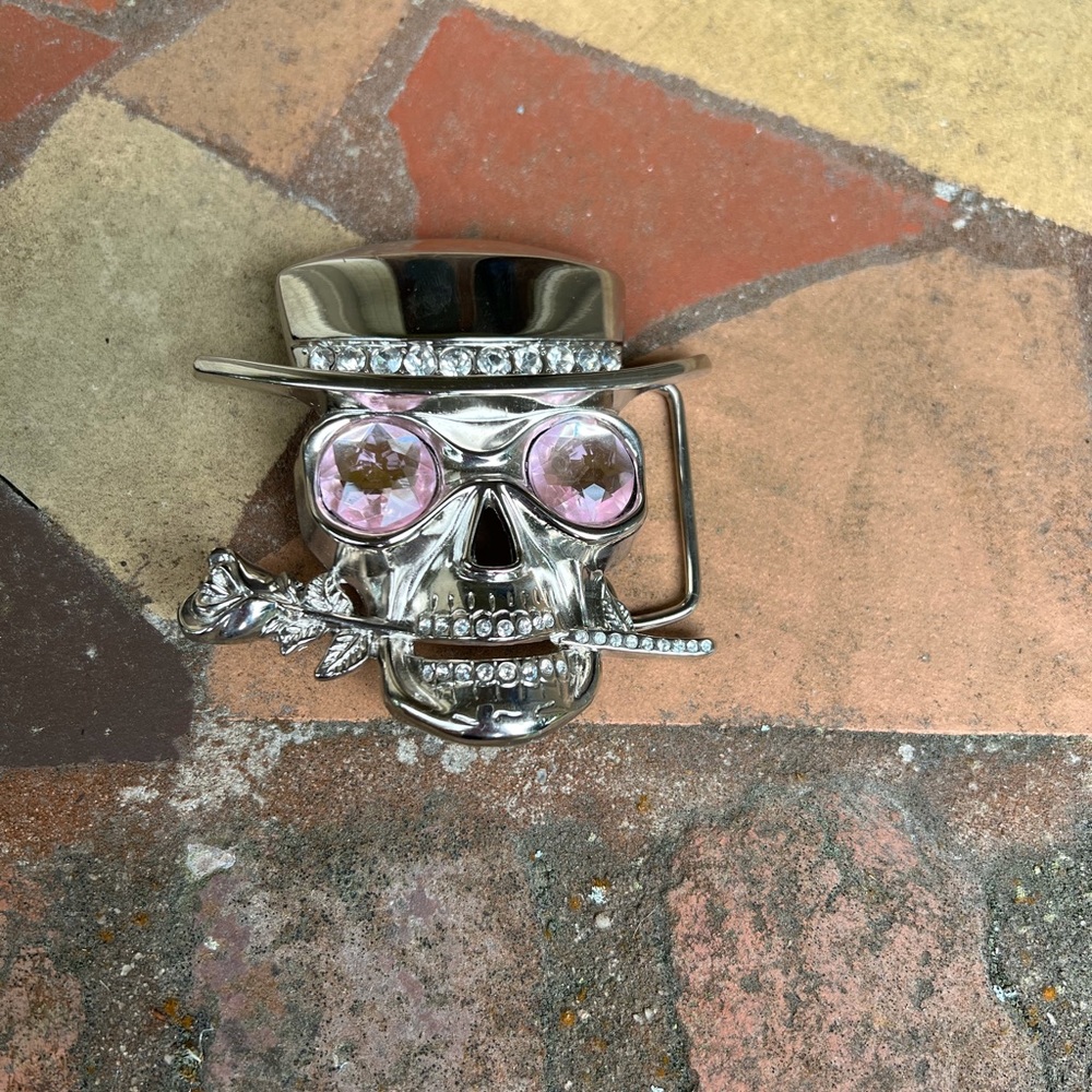 Skull with Top Hat silver tone with crystal belt buckle.